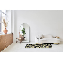 Woonkamer met bank en tapijt met plantenmotief