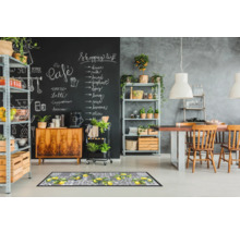 Keuken met schoolbordmuur, rek, dressoir, eettafel en vloerkleed