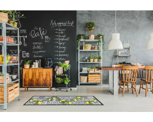 Keuken met schoolbordmuur, rek, dressoir, eettafel en vloerkleed