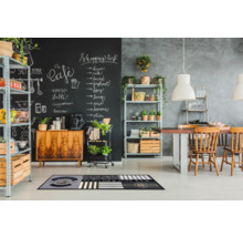 Keuken met rekken, schoolbord en een gedessineerde vloermat