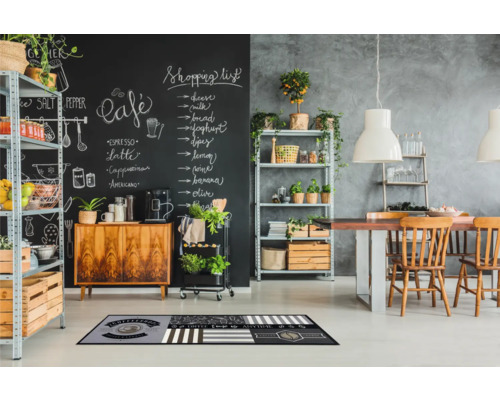 Keuken met rekken, schoolbord en een gedessineerde vloermat