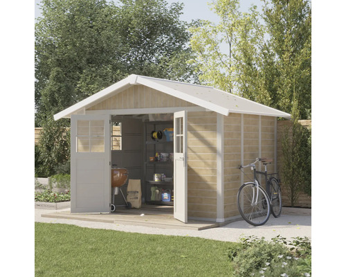 Tuinhuis met open deuren, barbecue, zak houtskool en fiets in de tuin.