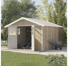 Tuinhuis met openstaande deuren, grasmaaier, kruiwagen en tuingereedschap