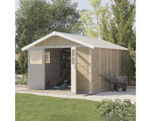 Tuinhuis met openstaande deuren, grasmaaier, kruiwagen en tuingereedschap