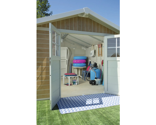 Open tuinhuis met tuingereedschap en zwembadaccessoires