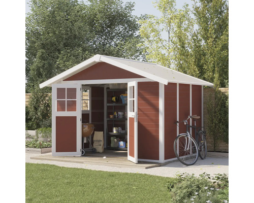 Tuinhuis met open deuren, barbecue, zak houtskool en fietsen