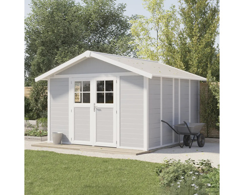 Houten tuinhuis met dubbele deur en kruiwagen in de tuin