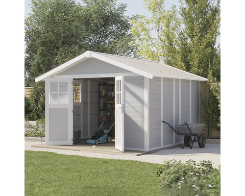 Tuinhuis met open deuren, gazonmaaier en kruiwagen in de tuin