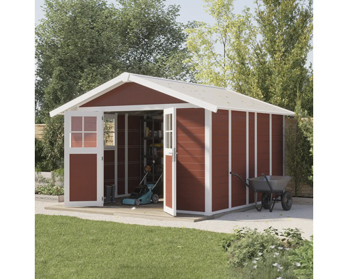Tuinhuis met openstaande dubbele deuren in de tuin