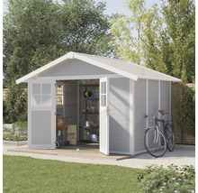 Tuinscene met gereedschapsschuur, barbecue, zak houtskool en fiets