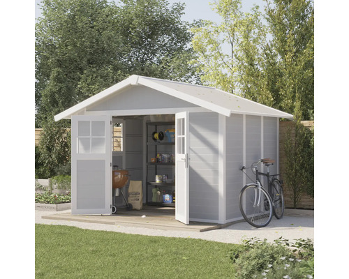 Tuinscene met gereedschapsschuur, barbecue, zak houtskool en fiets