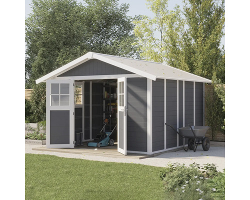 Tuinhuis met openstaande dubbele deuren, grasmaaier en kruiwagen in de tuin