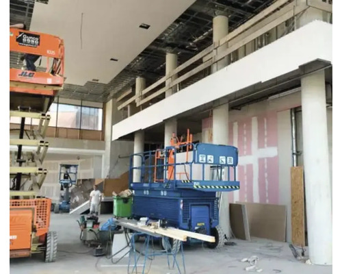 Bouwplaats met hoogwerkers voor installatiewerkzaamheden