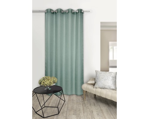 Gordijn met ringen aan een gordijnroede in een woonkamer