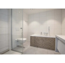 Lichte badkamer met douche, toilet en bad.