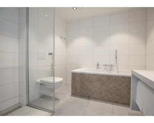 Lichte badkamer met douche, toilet en bad.