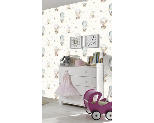 Kinderkamer met behang, commode en speelgoed