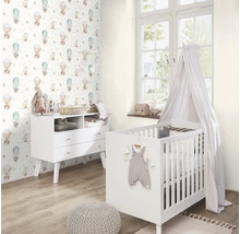Kinderkamer met commode, kinderbed en behang met luchtballonpatroon