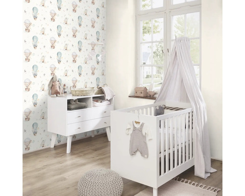 Kinderkamer met commode, kinderbed en behang met luchtballonpatroon