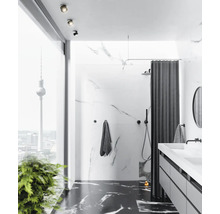 Moderne badkamer met marmeren wanden, douche, wastafel en uitzicht op de Berlijnse televisietoren