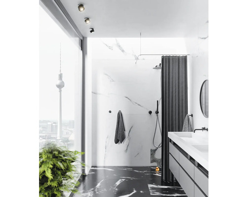 Moderne badkamer met marmeren wanden, douche, wastafel en uitzicht op de Berlijnse televisietoren