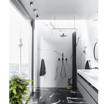 Moderne badkamer met marmeren tegels, douche, wastafel en uitzicht op de televisietoren van Berlijn