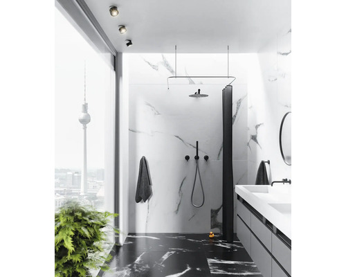 Moderne badkamer met marmeren tegels, douche, wastafel en uitzicht op de televisietoren van Berlijn