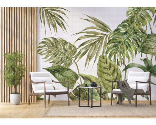 Decoratief interieur met tropische bladeren muurschildering, fauteuils en bijzettafel.