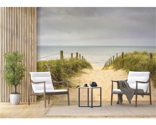 Decoratieve woonkamerscène met strandbehang, fauteuils en bijzettafel