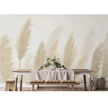 Scene met eettafel, bank en muurschildering met pampasgras-motief