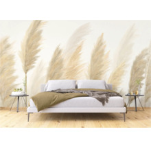 Slaapkamer met behang met grassen achter een bed