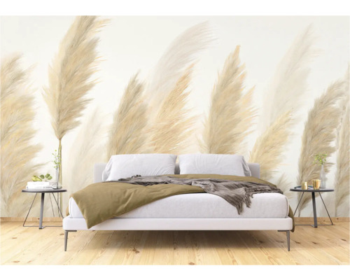 Slaapkamer met behang met grassen achter een bed