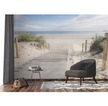 Lichte kamer met strandbehang, fauteuil, vloerkleed en bijzettafel