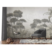 Woonkamer met fauteuil, bijzettafel, vloerkleed en behang met boommotief