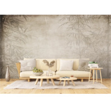 Woonkamer met bank voor een wand met bamboepatroon