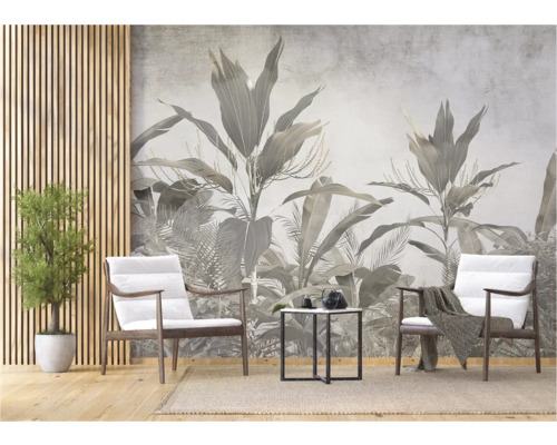 Woonkamer met fotobehang, twee stoelen en bijzettafel