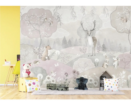 Scène met een bosbehang in een kinderkamer, versierd met een teddybeer, kussens en speelgoed