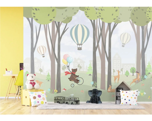 Kinderkamer met bosbehang, beer op fiets en ballonnen