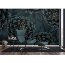 Woonkamer met bloemmotief behang, fauteuil en bijzettafel