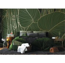 Slaapkamer met groen bladerbehang, bed en nachtkastjes