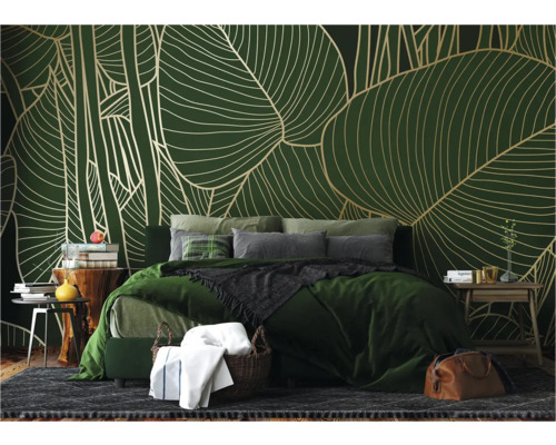 Slaapkamer met groen bladerbehang, bed en nachtkastjes