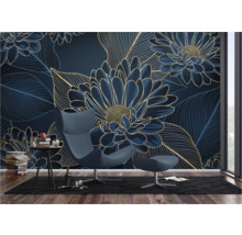 Woonkamer met fotobehang met bloemmotief, fauteuil en bijzettafel.