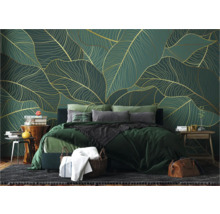 Slaapkamer met bed voor een wandbekleding met bladerenmotief