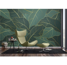 Woonkamer met bladerenbehang in groen en goud, fauteuil met voetenbank, vloerkleed en bijzettafel met decoratie