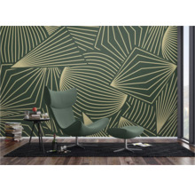 Woonkamer met behang met geometrisch patroon, fauteuil en bijzettafel