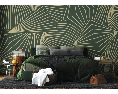 Slaapkamer met geometrisch behang, bed, nachtkastjes en tapijt voor een stijlvol interieur