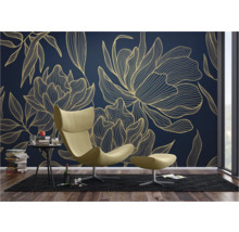Woonkamer met blauw behang en gouden bloemmotief, fauteuil en bijzettafel