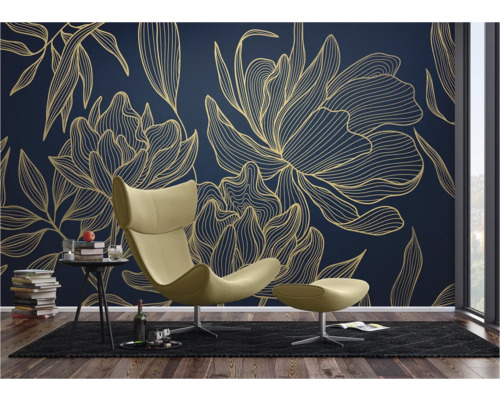 Woonkamer met blauw behang en gouden bloemmotief, fauteuil en bijzettafel