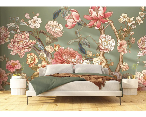 Slaapkamer met bloemenbehang, bed en nachtkastjes