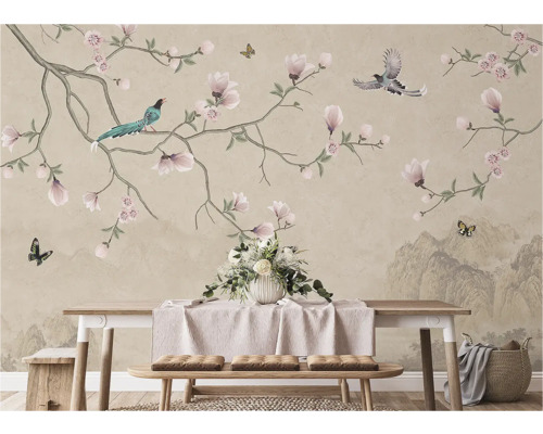 Decoratieve muurschildering met bloesems, vogels en tafelarrangement voor een stijlvol interieur